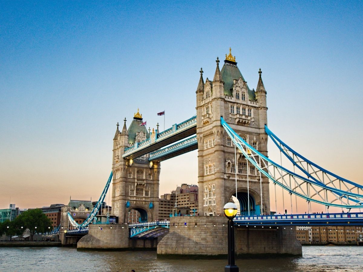 London skyline, Big Ben, and the River Thames with prepaid travel eSIM providing reliable mobile data connectivity.